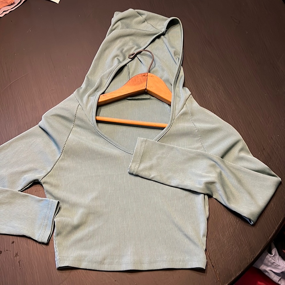 Cute green crop with hoodie. It’s a silky v neck with no tag. S/M